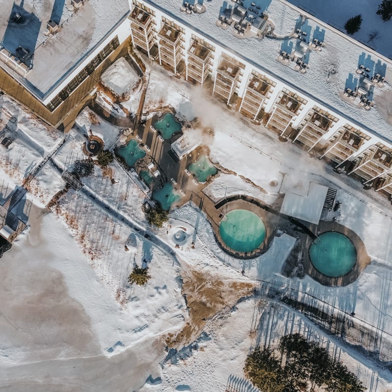 Vue aérienne du spa de Estérel Resort en hiver
