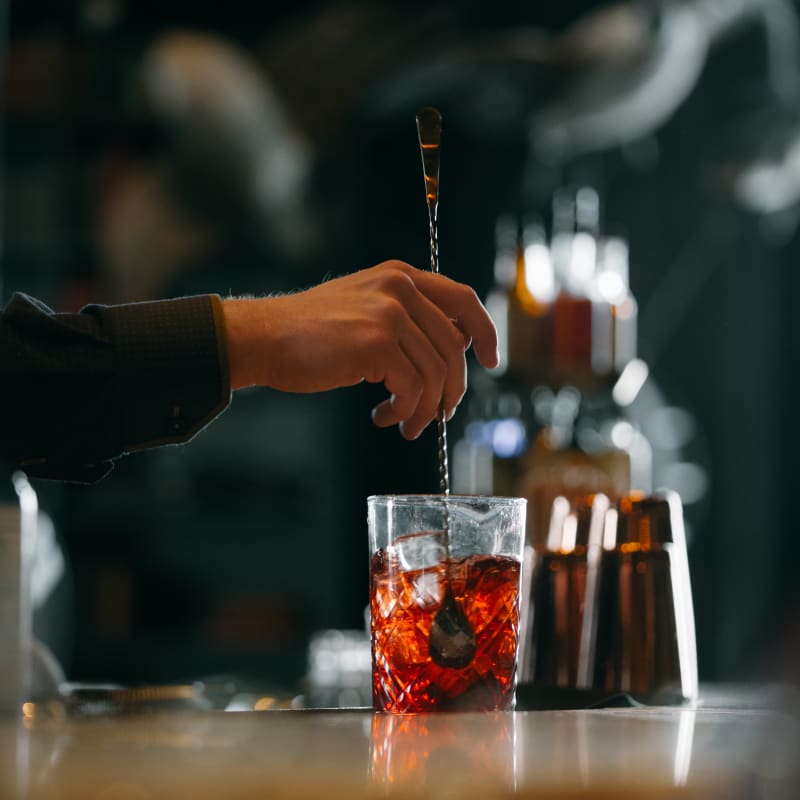 Mixologue qui brasse un cocktail au bar du Château Frontenac.
