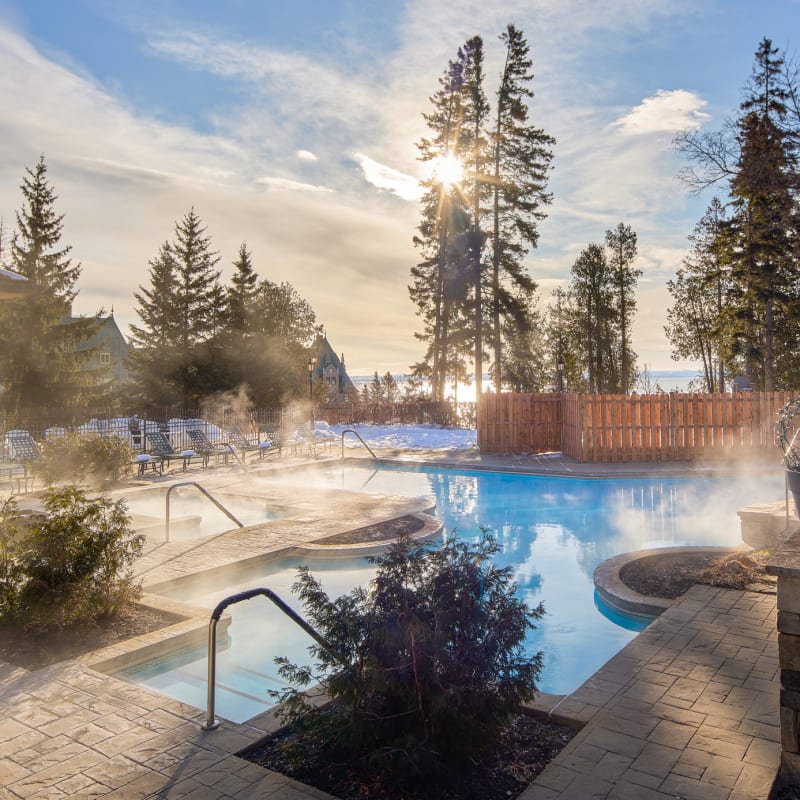 Piscine extérieure chauffée en hiver au Fairmont Le Manoir Richelieu.