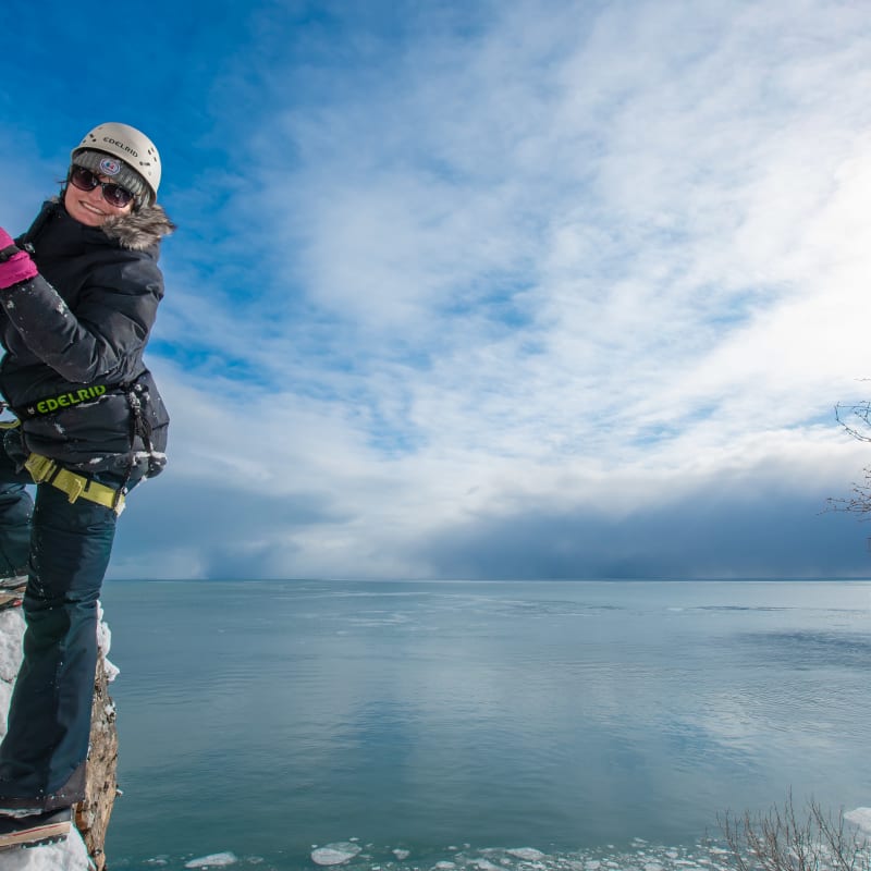 Femme sur la Via Ferrata du Manoir Richelieu en hiver.