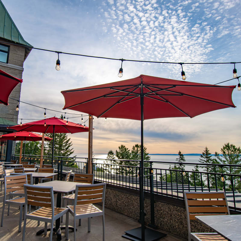 Terrasse avec vue sur le fleuve au Fairmont Le Manoir Richelieu.