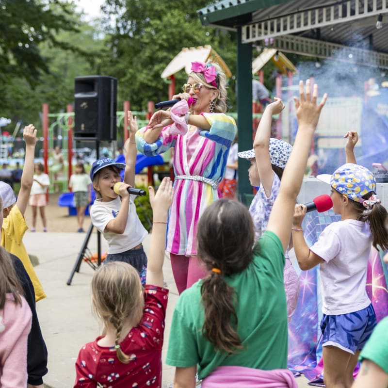 Une femme déguisée anime des enfants au FestiVoix de Trois-Rivières.