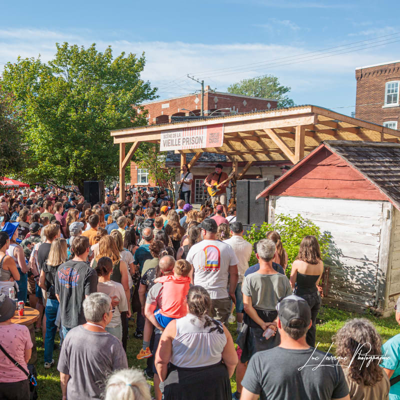 Une foule devant une petite scène au FestiVoix de Trois-Rivières.