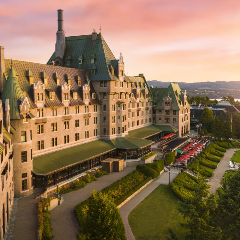 Devanture du Fairmont Le Manoir Richelieu au coucher de soleil.