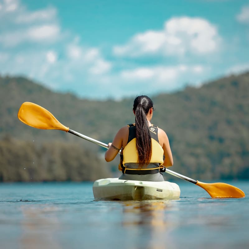 Grand Lodge Mont-Tremblant - Femme en kayak