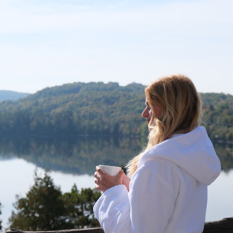 Grand Lodge Mont-Tremblant - Femme en peignoir sur un balcon