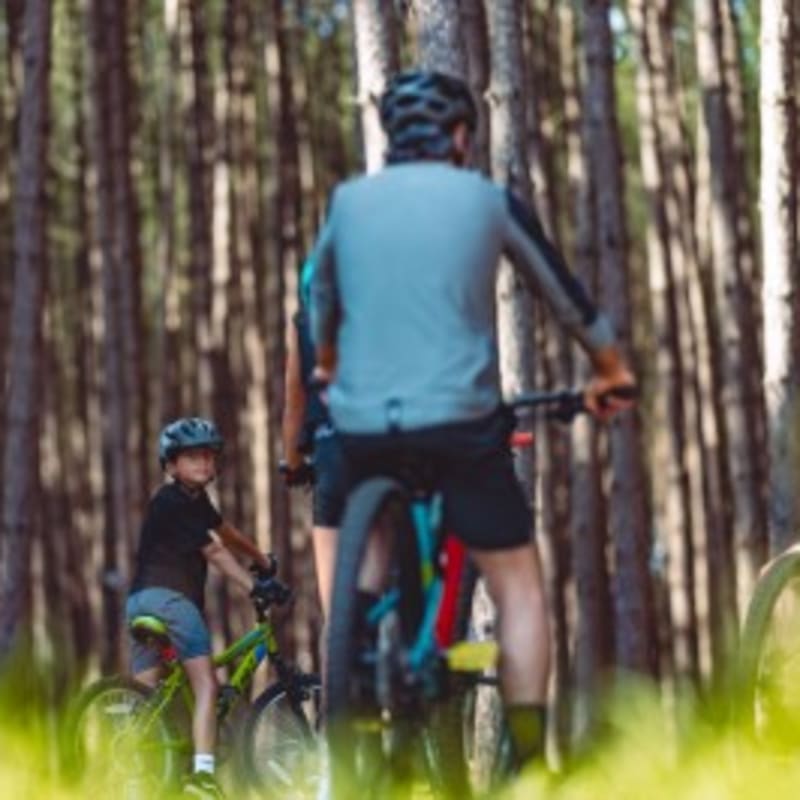 Grand Lodge Mont-Tremblant - Famille en vélo dans le bois