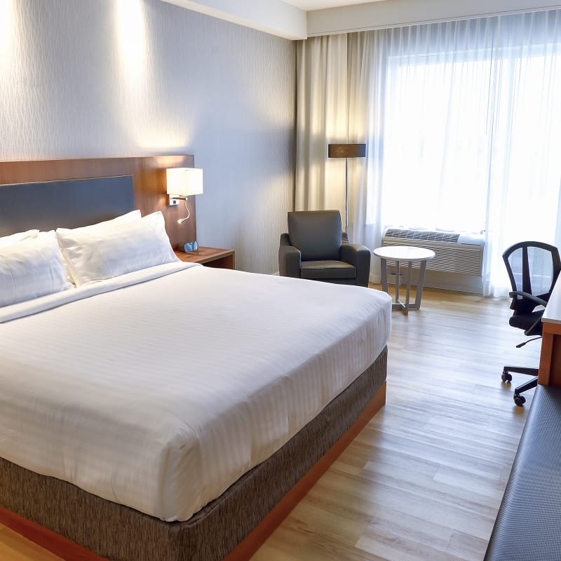 Holiday Inn Express & Suites Vaudreuil-Dorion - Room