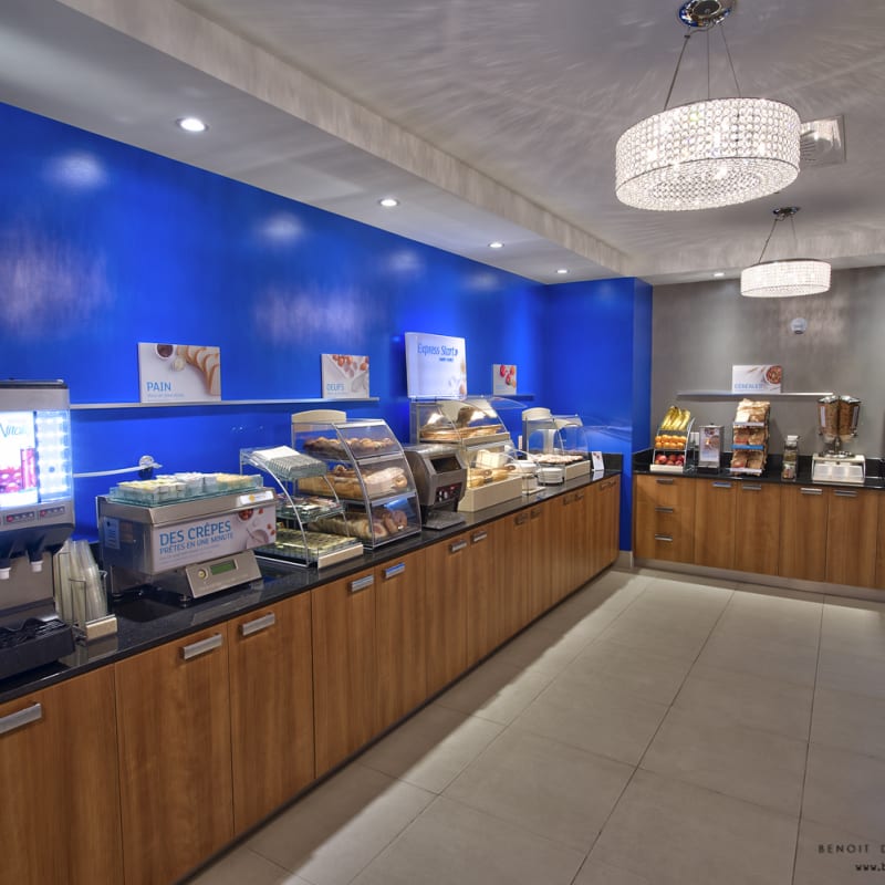 Holiday Inn Express & Suites Vaudreuil-Dorion - Breakfast area
