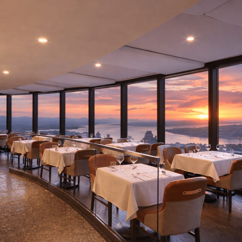 Coucher de soleil au restaurant panoramique. 