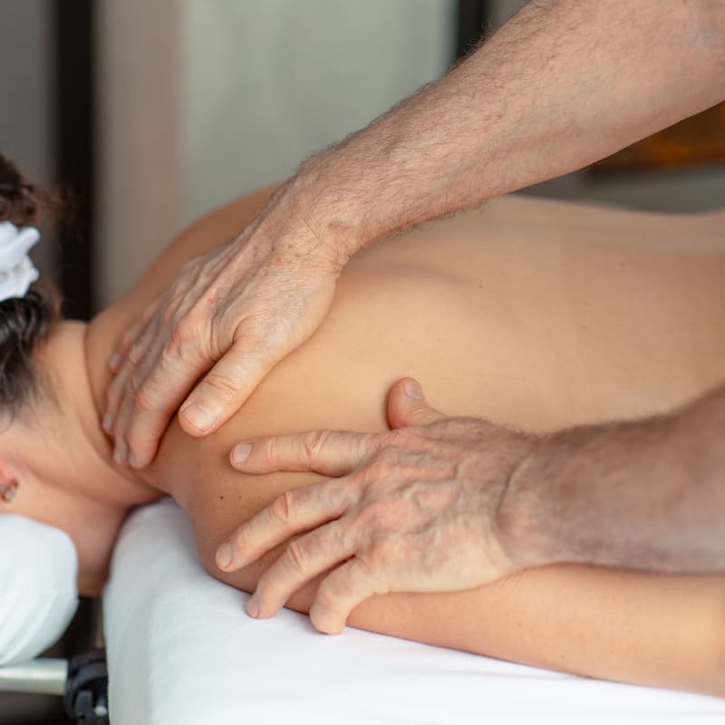 A woman getting a back massage at the Centre de santé l’Estuaire at the Hôtel Levesque