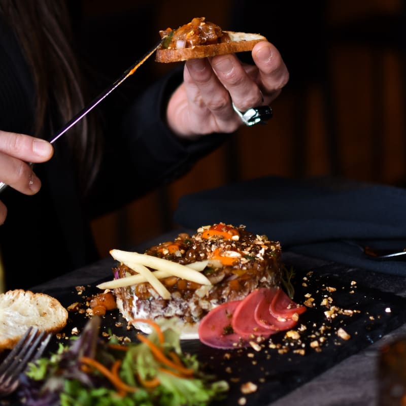 Une femme dégustant un plat.