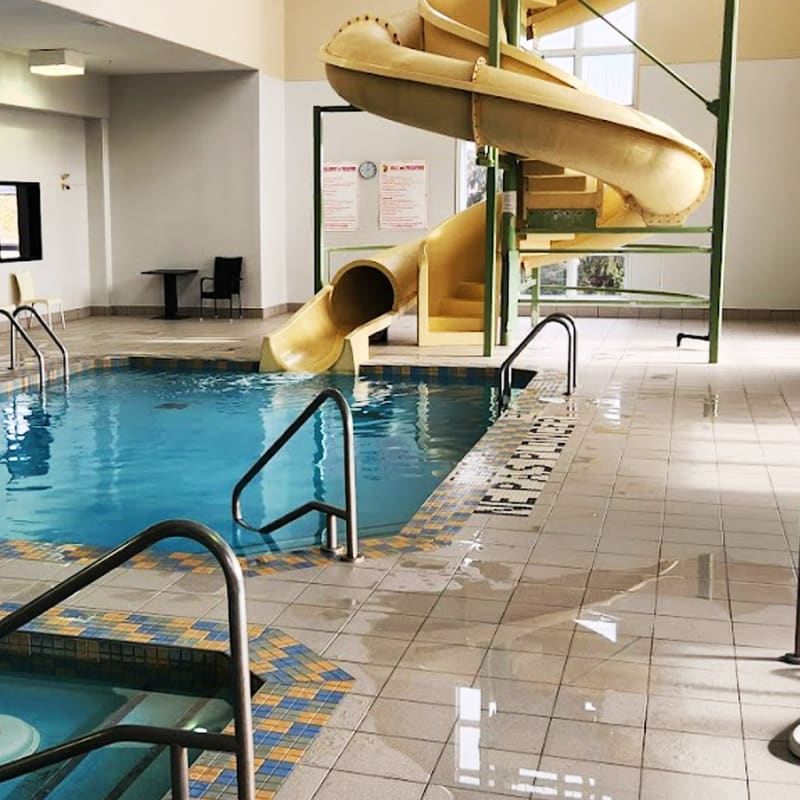 Piscine à l'Hôtel Super 8 St-Jérôme.