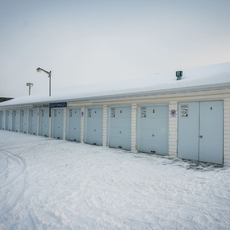 Remise de motoneiges à l'Hôtel Universel Rivière-du-Loup.