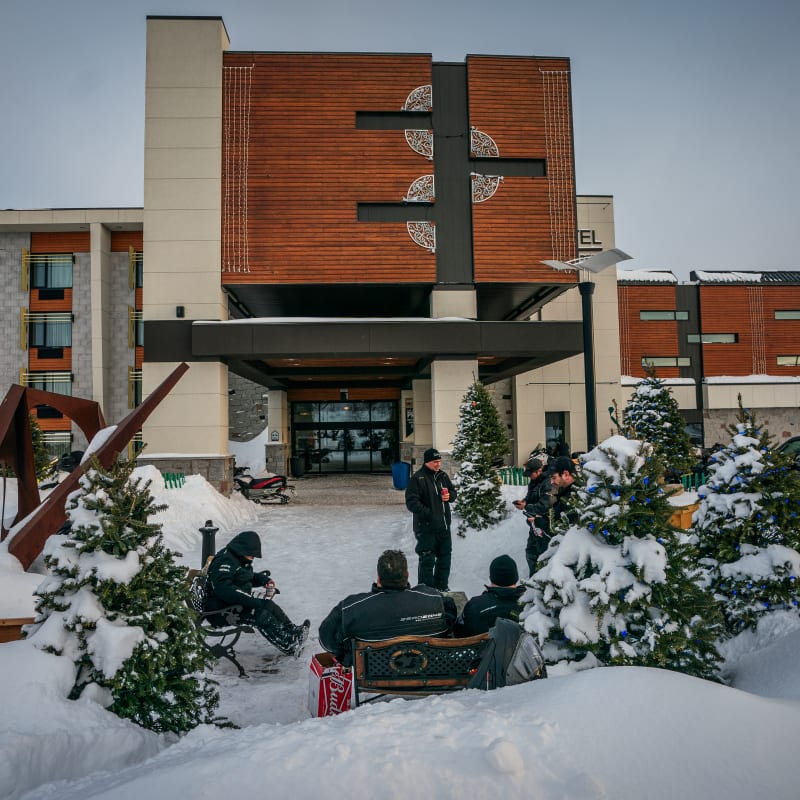 Motoneigistes devant l'hôtel Universel Rivière-du-Loup.