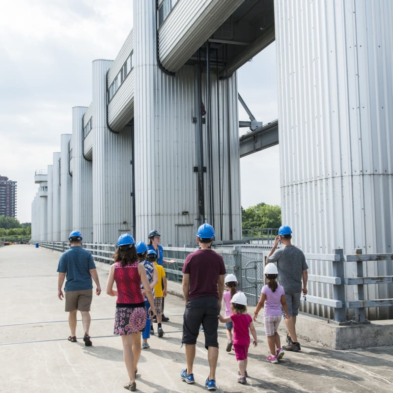 Famille en visite à une centrale hydroélectrique.