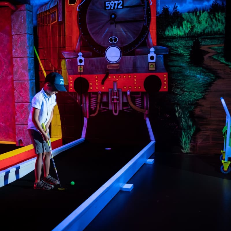 Des enfants jouent une partie de mini-golf au Laser Force Drummondville