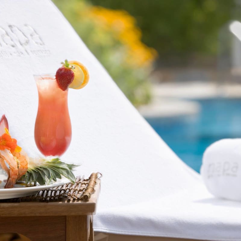 Cocktail et bouchée d'allure tropicale au bord de la piscine.
