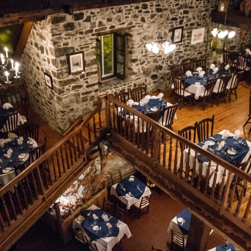 Salle à manger avec murs de pierres.