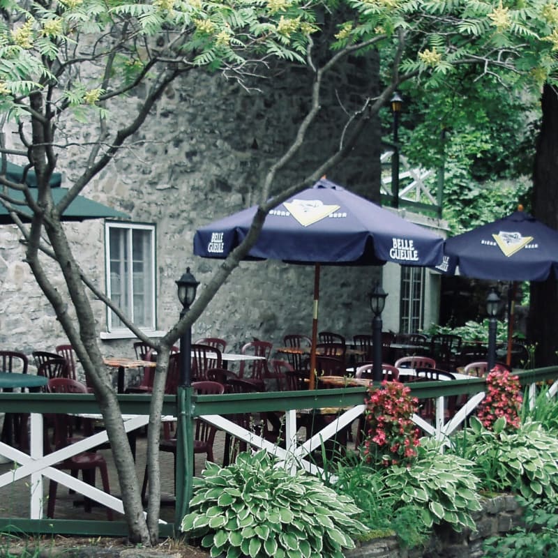 Terrasse à côte d'une petite chute.