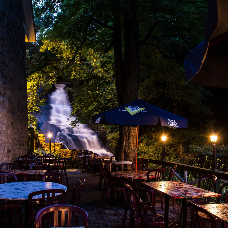 Terrasse éclairée le soir.