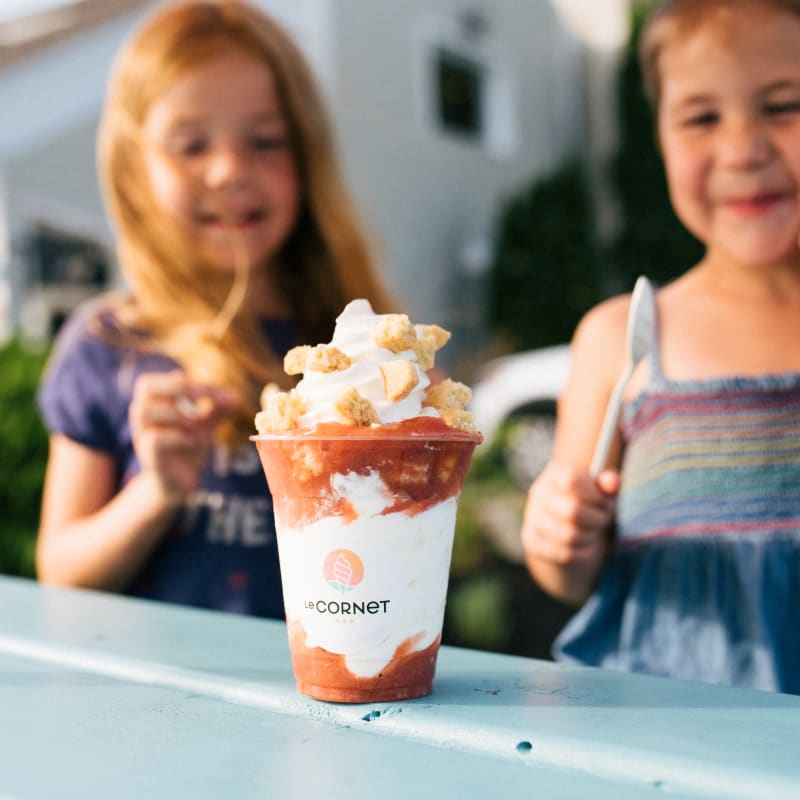 Deux petites filles partagent un sundae chez le Cornet à Magog.