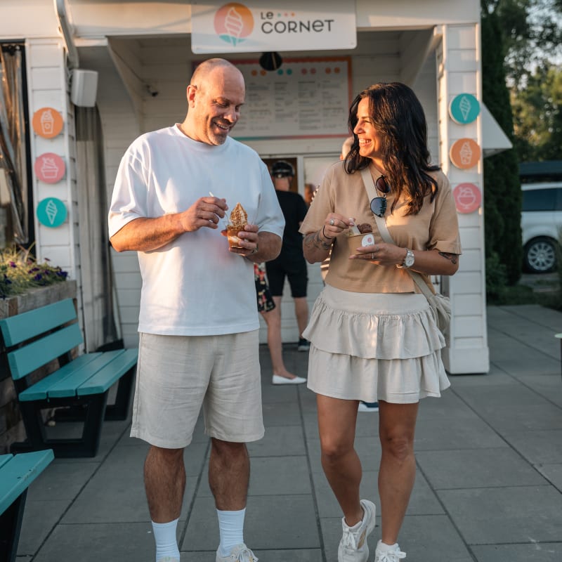 Un couple mange des sundae chez le Cornet à Magog.