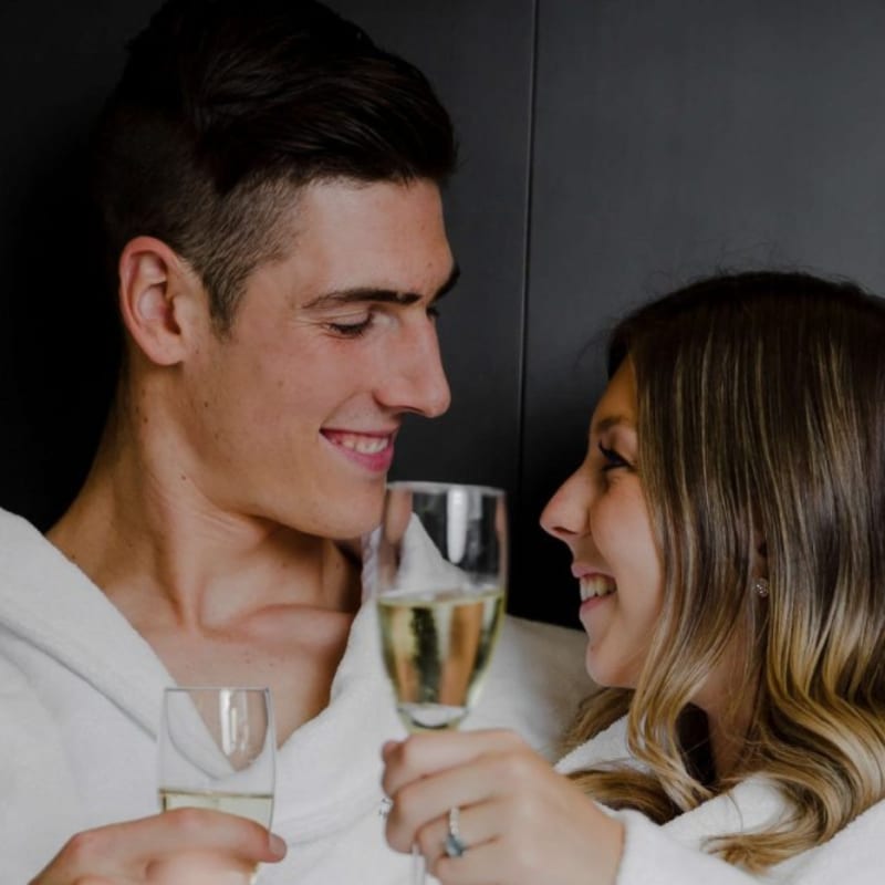 Couple tenant des coupes de mousseux