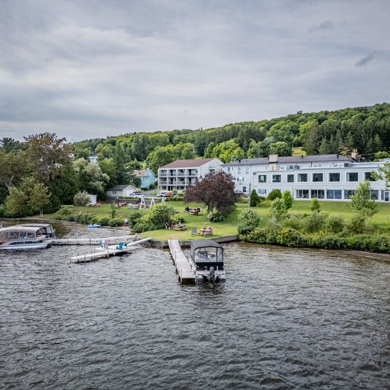 Lake Etchemin and the Manoir on its shores, with three docks and boats.