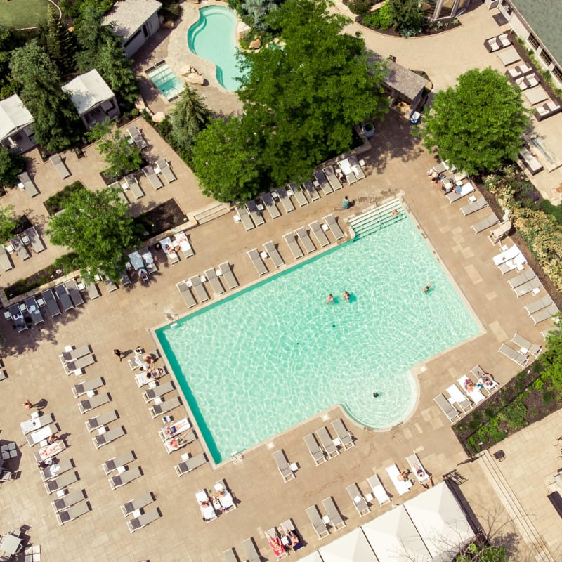 Piscine extérieure du Manoir Saint-Sauveur vue à vol d'oiseau.