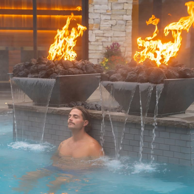 Homme dans un spa à l'Hôtel Manoir Saint-Sauveur.
