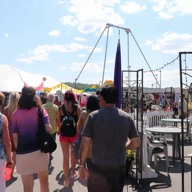 Festivalier·ères se rendant à pied au Festival des traditions du monde de Sherbrooke.