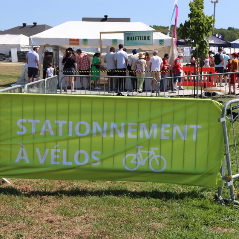 Stationnement de vélos au Festival des traditions du monde de Sherbrooke.