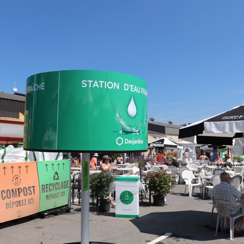 Installations d'eau potable, de recyclage et de compost au Festival des traditions du monde de Sherbrooke.