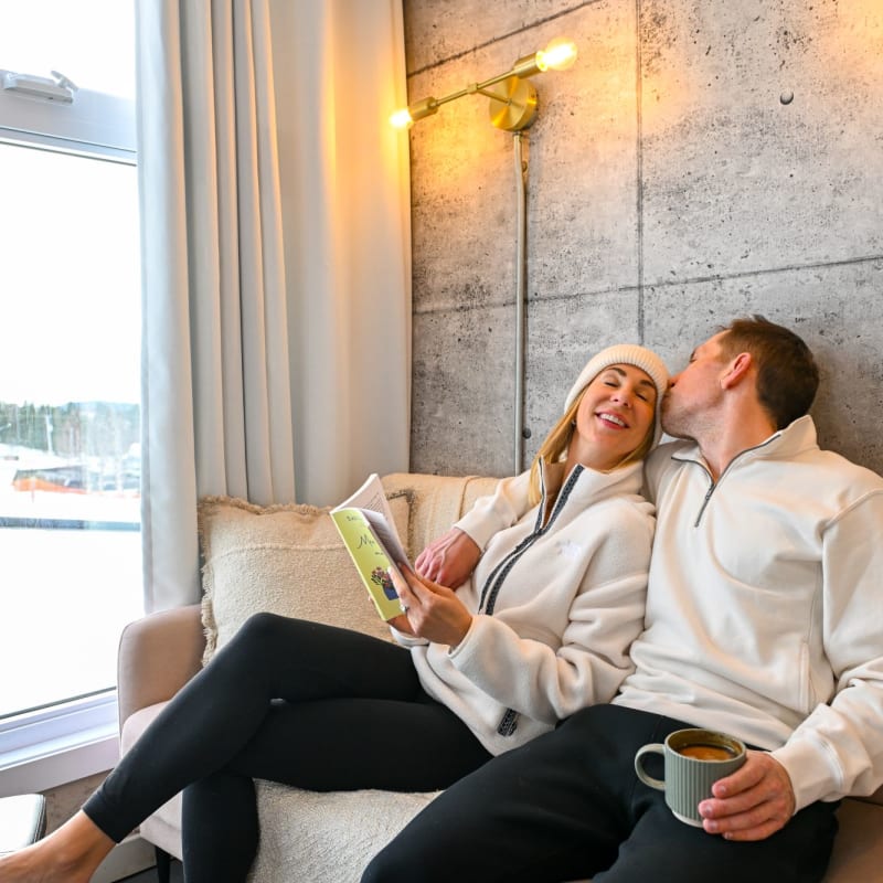 Couple souriant à l'intérieur d'un hébergement Coolbox au Mont Grand-Fonds.