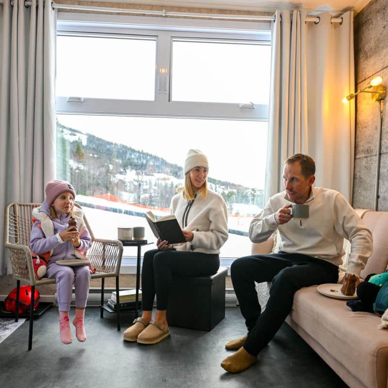Famille à l'intérieur d'un hébergement Coolbox au Mont Grand-Fonds.