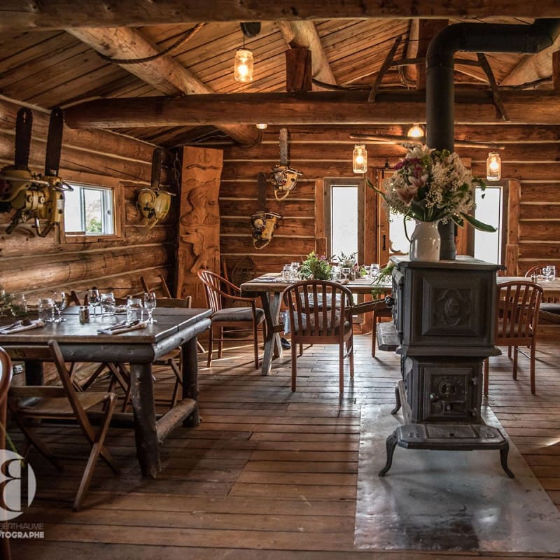 Intérieur de la Cookerie du Village du bûcheron