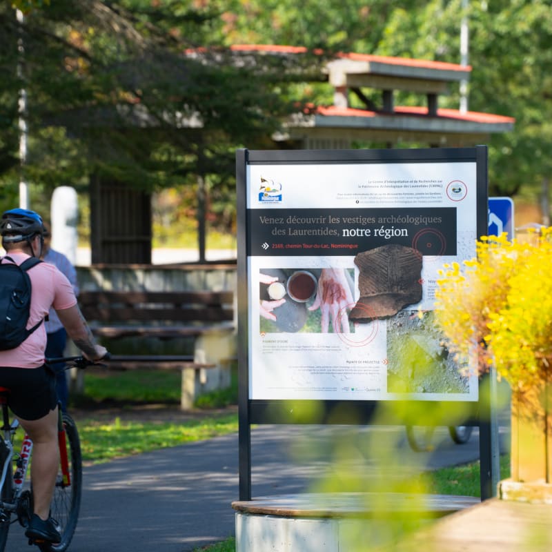 Cycliste sur le parc linéaire du P'tit train du Nord.