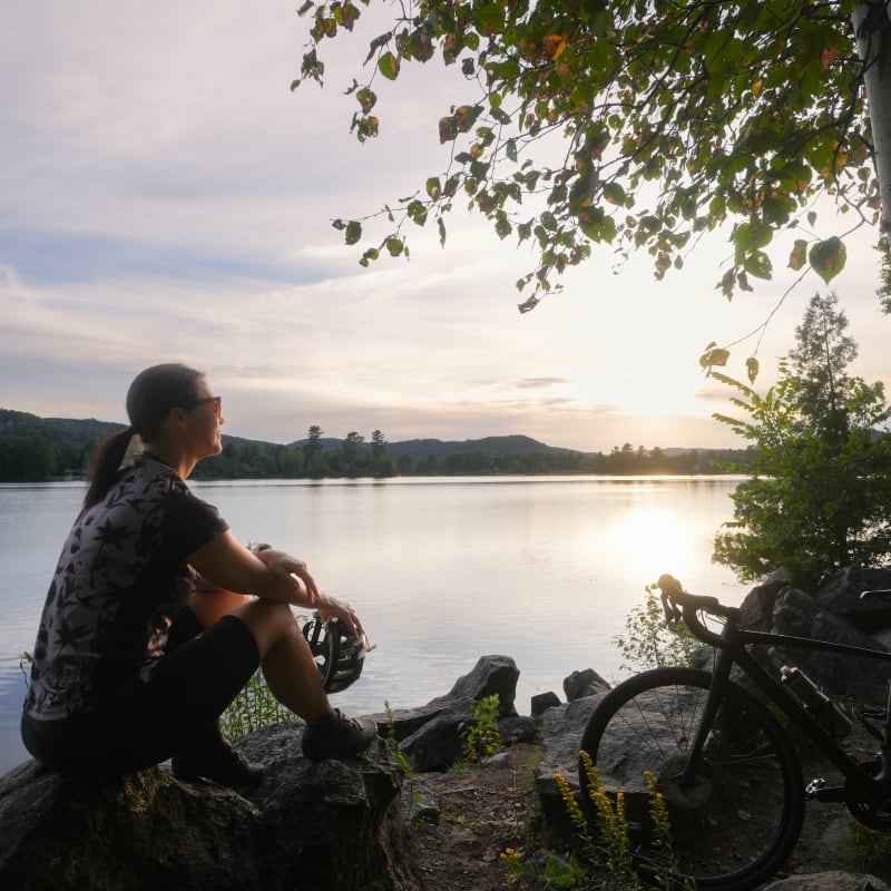 Cycliste en pause sur le parc linéaire du P'tit train du Nord.