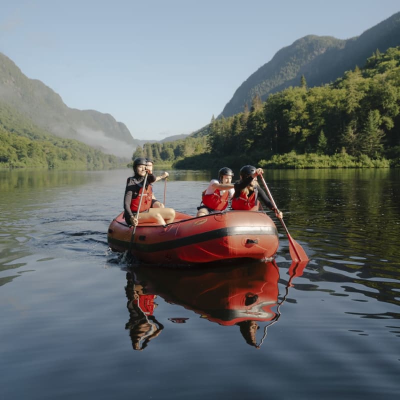 Un groupe faisant du miniraft sur la rivière au Parc National de la Jacques-Cartier
