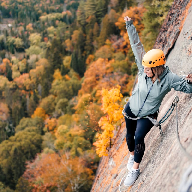 Femme sur le parcours de via ferrata l'automne au parc national du Mont-Tremblant.