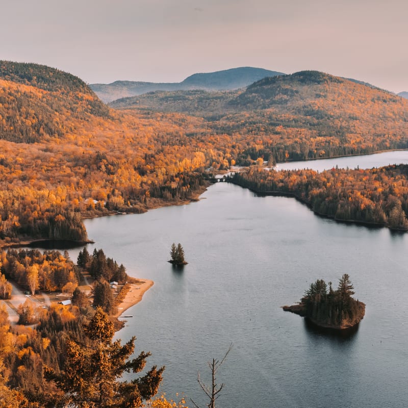Vue du lac au parc national du Mont-Tremblant.