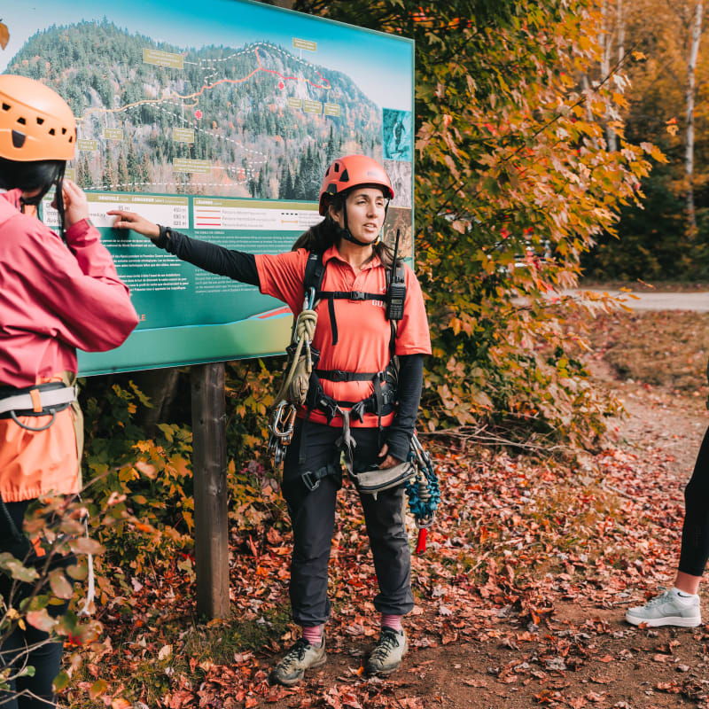 Groupe près à faire un parcours de via ferrata au parc national du Mont-Tremblant.