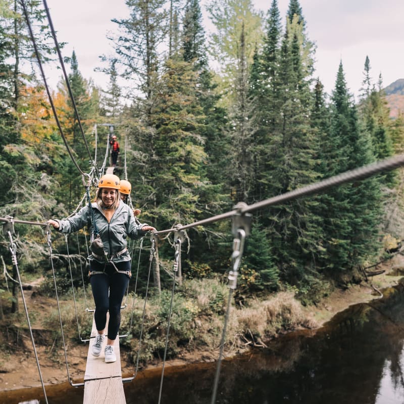 Femme sur une passerelle suspendue au parc national du Mont-Tremblant.