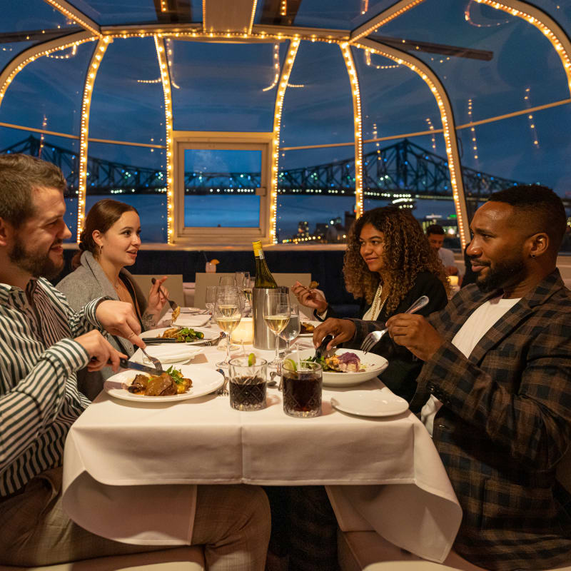 Quatre personnes attablées dans le Bateau-Mouche