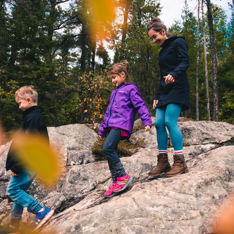 Famille en randonnée automnale au Parc le Trou de la Fée