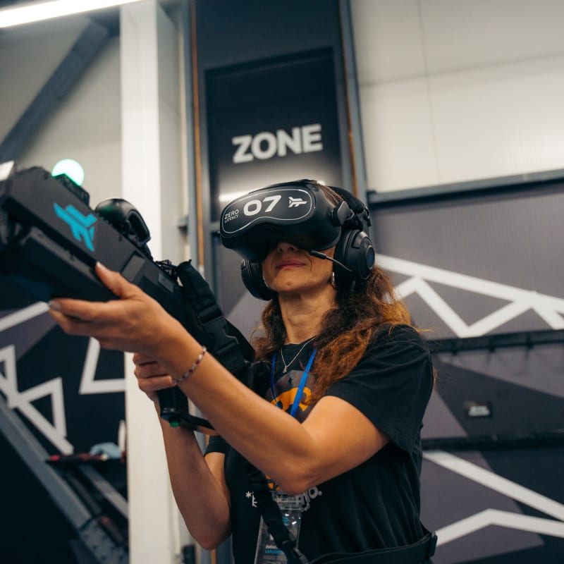 Femme lors de l'expérience de réalité virtuelle Zéro Latency