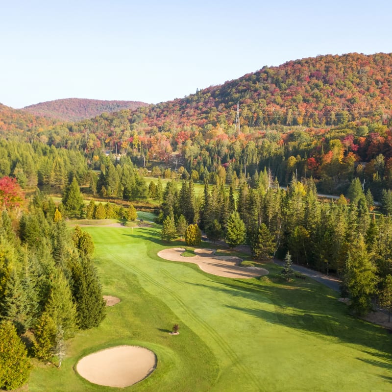 Vue aérienne du golf Royal Laurentien en automne.