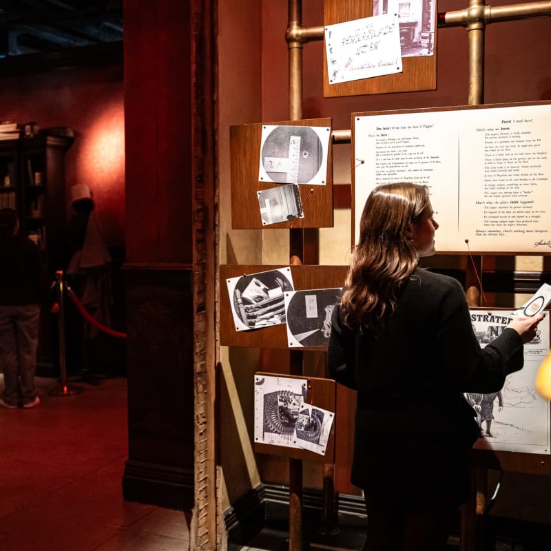 Visiteurs regardant l'exposition Sherlock Holmes.