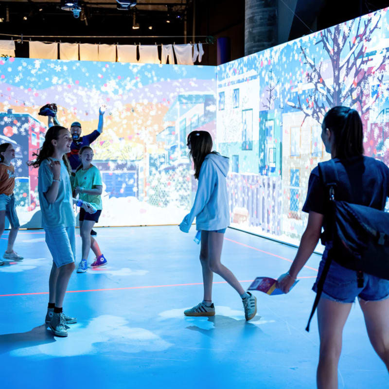 Enfants et ados dans une salle interactive. 